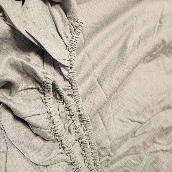 Queen Size Light Blue Sheet Set, Includes Flat, Fitted, and Two Pillowcases - Picture 4 of 6